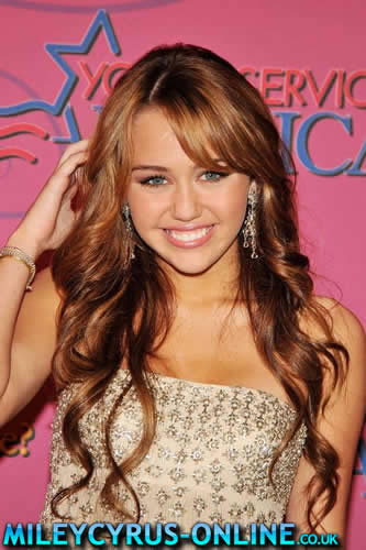 miley-cyrus_COM-sweet16-disneyland-2008oct5-c0004