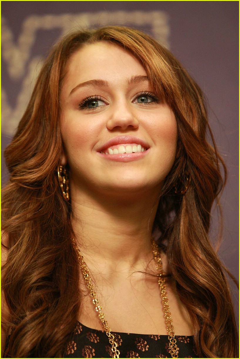 miley-cyrus-cmt-performance-2008-07