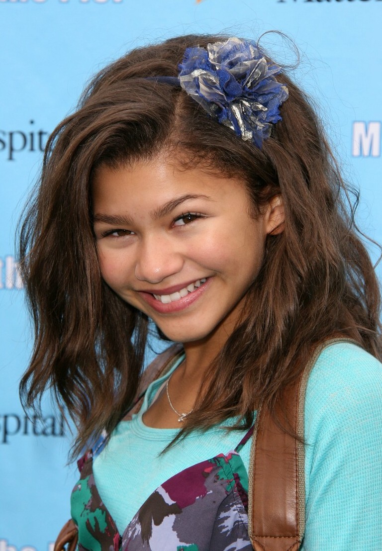 bella-thorne-zendaya-shake-pier-05